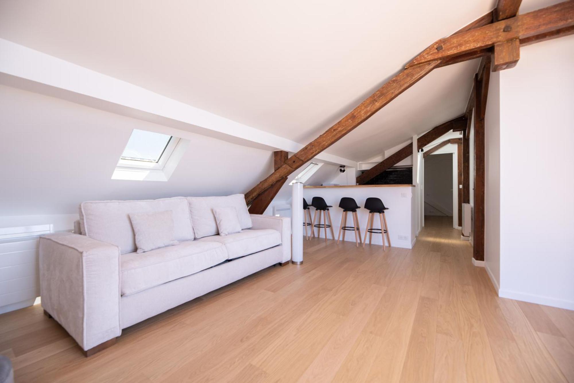 Eiffel Tower View With Ac Apartment